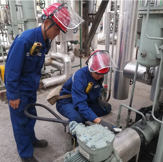 1696639307919242.png 預(yù)處理車間趙乙林和張文田檢查運(yùn)行機(jī)泵震動情況.png