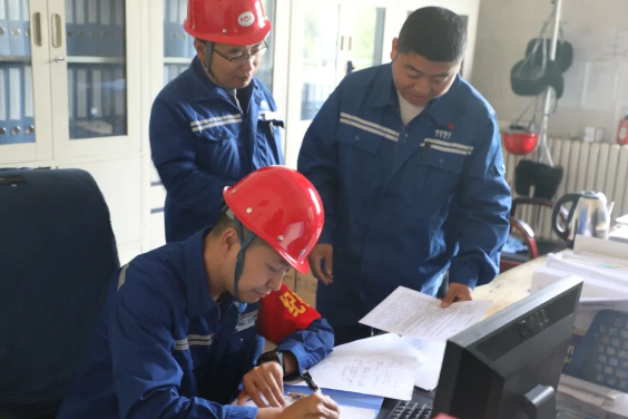 1696639421493822.png 紀(jì)檢監(jiān)察人員進(jìn)行節(jié)假日監(jiān)督檢查工作.png