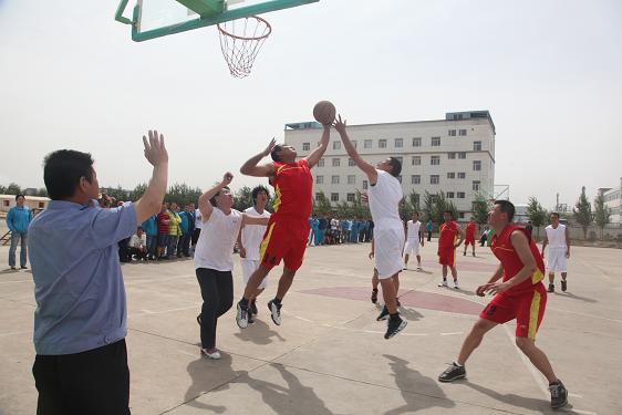 隊員在場上奮力拼搏 隊員在場上奮力拼搏