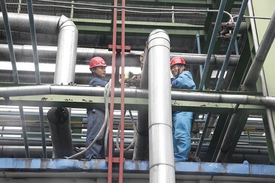 制氫車間萬勇、李衛(wèi)平在管架上安裝安全閥