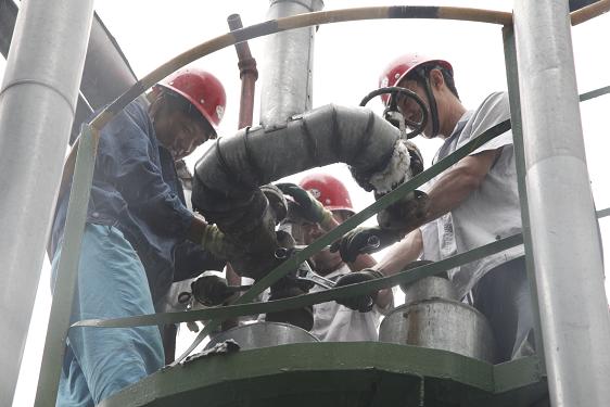 制氫車間徐志強(qiáng)、任寶利、樊福龍裝安全閥