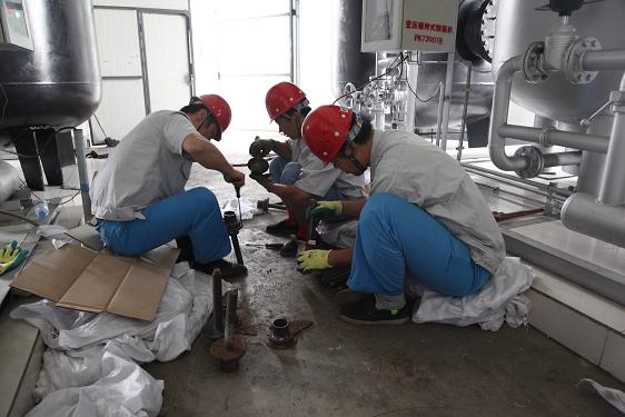 公用車間劉建剛、霍樂樂、張衛(wèi)強(qiáng)檢修制氮機(jī)絲杠壓蓋