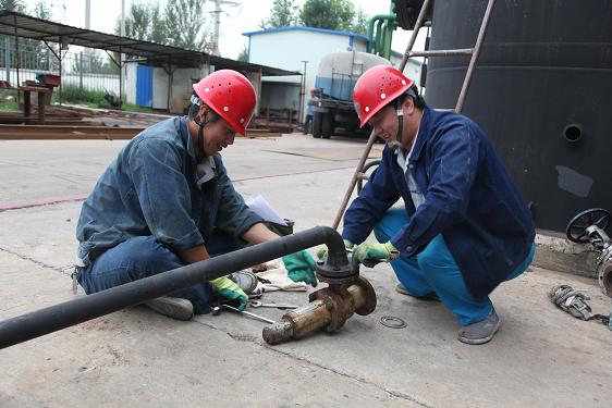公用車間李澤、韓登國(guó)正在檢修安全閥